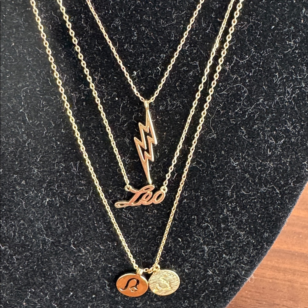 Fun set of 4 necklaces chains in gold tone with Leo sign
Pendants - Picture 6 of 9
